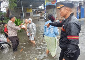 Polres Pelabuhan Belawan Pantau Situasi Banjir dan Salurkan Bantuan kepada Warga Terdampak