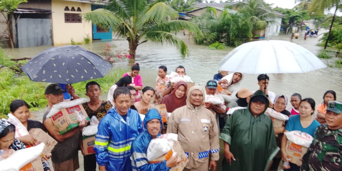 Harapan di Tengah Banjir: Polsek Pantai Cermin, Koramil, dan Pemerintah Hadir Ringankan Warga Terdampak