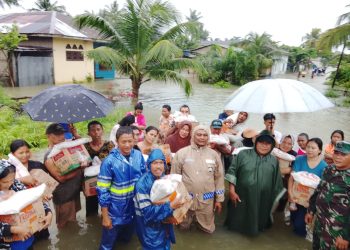 Harapan di Tengah Banjir: Polsek Pantai Cermin, Koramil, dan Pemerintah Hadir Ringankan Warga Terdampak