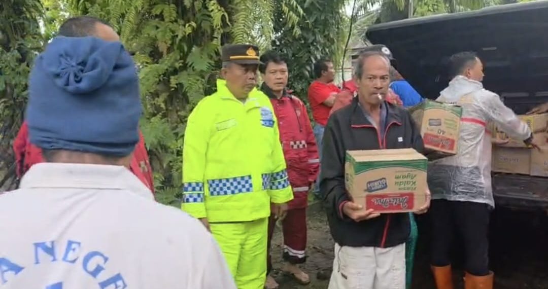 Banjir Rendam Langkat, Polres Salurkan Bantuan Sembako dan Nasi Bungkus ke Pengungsi