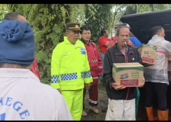 Banjir Rendam Langkat, Polres Salurkan Bantuan Sembako dan Nasi Bungkus ke Pengungsi