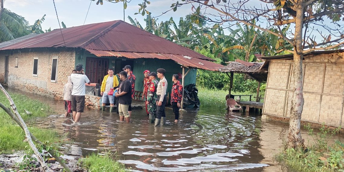 Sinergi Peduli Banjir: Anggota DPRD, Polsek Pantai Cermin, Koramil, dan Pemuda Pancasila Turun Langsung Ringankan Warga Terdampak