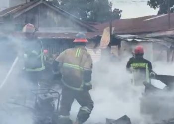 KEBAKARAN TERJADI DI JALAN PANGLIMA DENAI, TIGA RUMAH HANGUS TERBAKAR