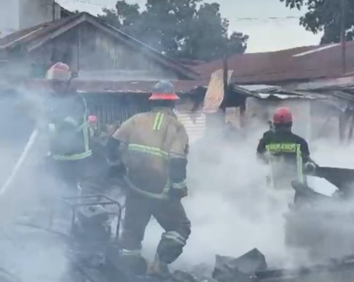 KEBAKARAN TERJADI DI JALAN PANGLIMA DENAI, TIGA RUMAH HANGUS TERBAKAR