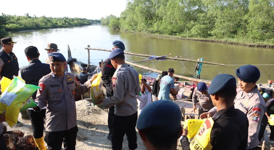 Polres Langkat Distribusikan Bantuan Sosial dari Kapolda Sumut untuk Korban Banjir di Kabupaten Langkat