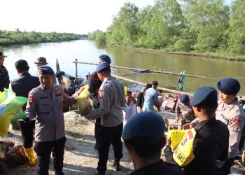 Polres Langkat Distribusikan Bantuan Sosial dari Kapolda Sumut untuk Korban Banjir di Kabupaten Langkat