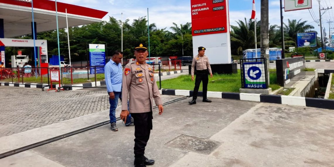 Kapolsek Pantai Cermin dan Koramil Pastikan Stok BBM Aman, Arus Lalu Lintas Lancar Pasca Banjir