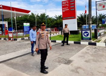 Kapolsek Pantai Cermin dan Koramil Pastikan Stok BBM Aman, Arus Lalu Lintas Lancar Pasca Banjir