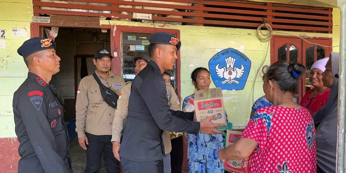 Brimob Polda Sumut Bersama Relawan Mapel Indonesia Salurkan Bantuan Sembako untuk Warga Terdampak Bencana di Sibolga–Tapteng