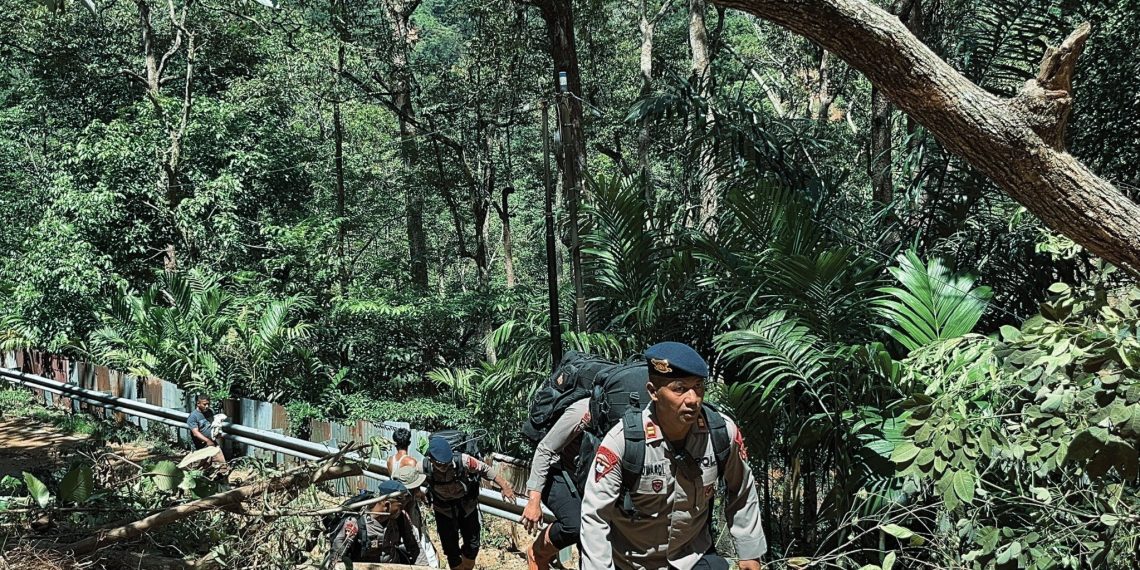 Menembus Lumpur, Menjunjung Harapan: Brimob Polda Sumut dan Relawan Mapel Indonesia Bantu Desa-Desa Terisolir di Tapteng