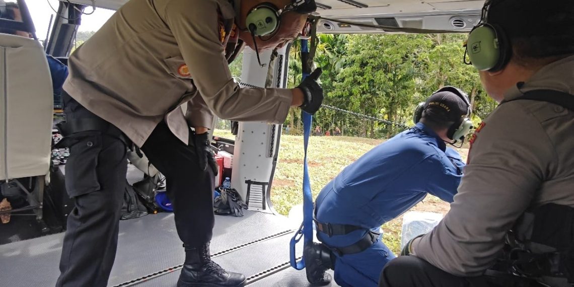 Akses Darat Terputus, Polda Sumut Kirim Bantuan Melalui Helikopter ke Daerah Terisolir Tapteng