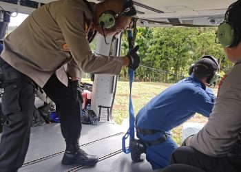 Akses Darat Terputus, Polda Sumut Kirim Bantuan Melalui Helikopter ke Daerah Terisolir Tapteng
