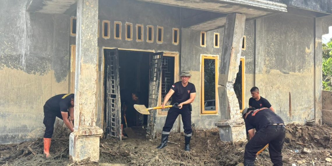 Sinergitas Kemanusiaan: TNI-Polri Bersihkan Rumah dan Bangkitkan Harapan Warga