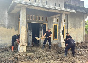 Sinergitas Kemanusiaan: TNI-Polri Bersihkan Rumah dan Bangkitkan Harapan Warga