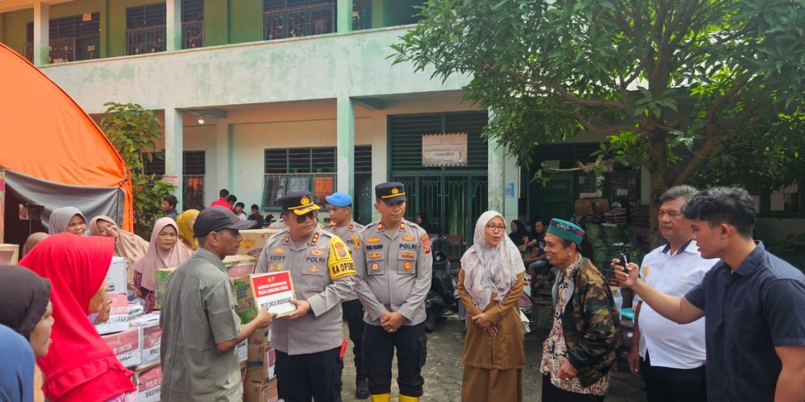 Polri Peduli Masyarakat: Polres Sibolga Salurkan Bantuan Sosial untuk Korban Bencana Alam
