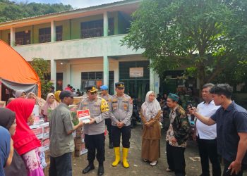 Polri Peduli Masyarakat: Polres Sibolga Salurkan Bantuan Sosial untuk Korban Bencana Alam
