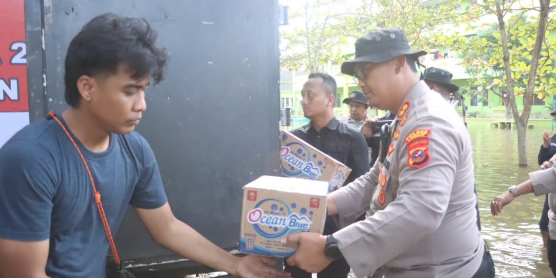 Kapolres Langkat dan Kapolres Jajaran Salurkan Bantuan Banjir untuk Warga Institut Jam’iyah Mahmudiyah Tanjung Pura