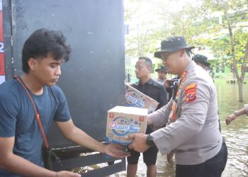 Kapolres Langkat dan Kapolres Jajaran Salurkan Bantuan Banjir untuk Warga Institut Jam’iyah Mahmudiyah Tanjung Pura