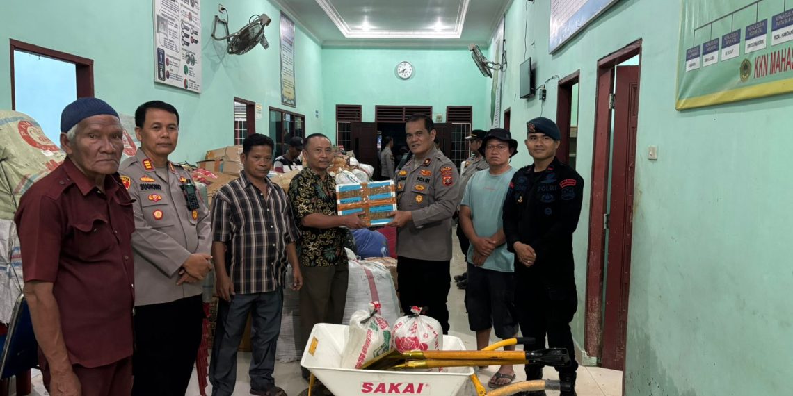 Polres Langkat Kolaborasi Salurkan Sembako dan Air Bersih untuk Korban Banjir di Besitang