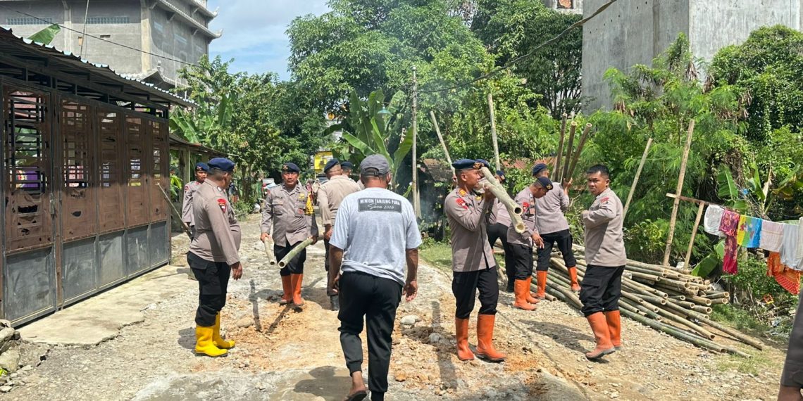 Brimob Sumut Gerak Cepat Perbaiki Tanggul Sungai Tanjung Pura, Warga Berterima Kasih dan Apresiasi Tinggi