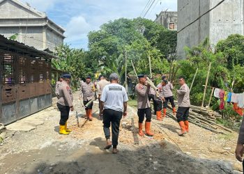 Brimob Sumut Gerak Cepat Perbaiki Tanggul Sungai Tanjung Pura, Warga Berterima Kasih dan Apresiasi Tinggi