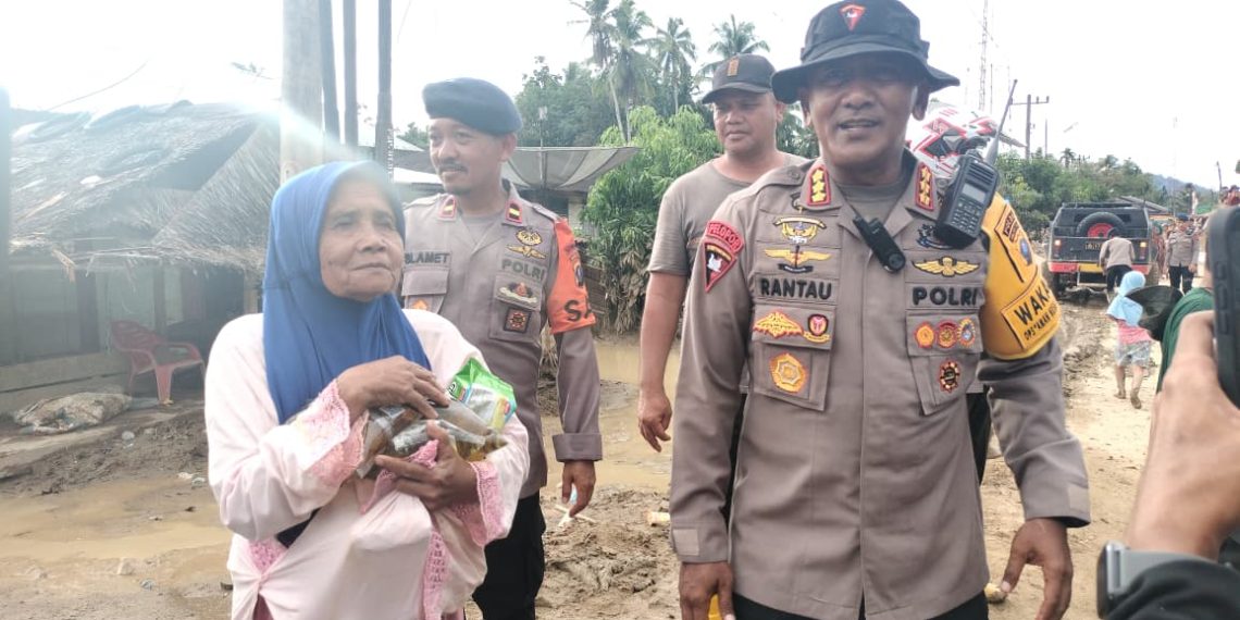 Pemulihan Pascabanjir Tapsel Dipercepat, Personel Brimob Fokus Bersihkan Rumah dan Fasilitas Pendidikan