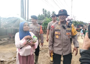 Pemulihan Pascabanjir Tapsel Dipercepat, Personel Brimob Fokus Bersihkan Rumah dan Fasilitas Pendidikan