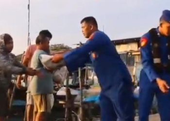 Ditpolairud Polda Sumut Salurkan Bantuan Sembako untuk Nelayan Belawan yang Terdampak Cuaca Buruk