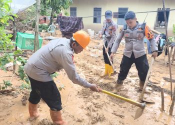 Quick Response Brimob Polda Sumut Bersihkan Material Longsor, Warga Adiankoting Ucapkan Terima Kasih