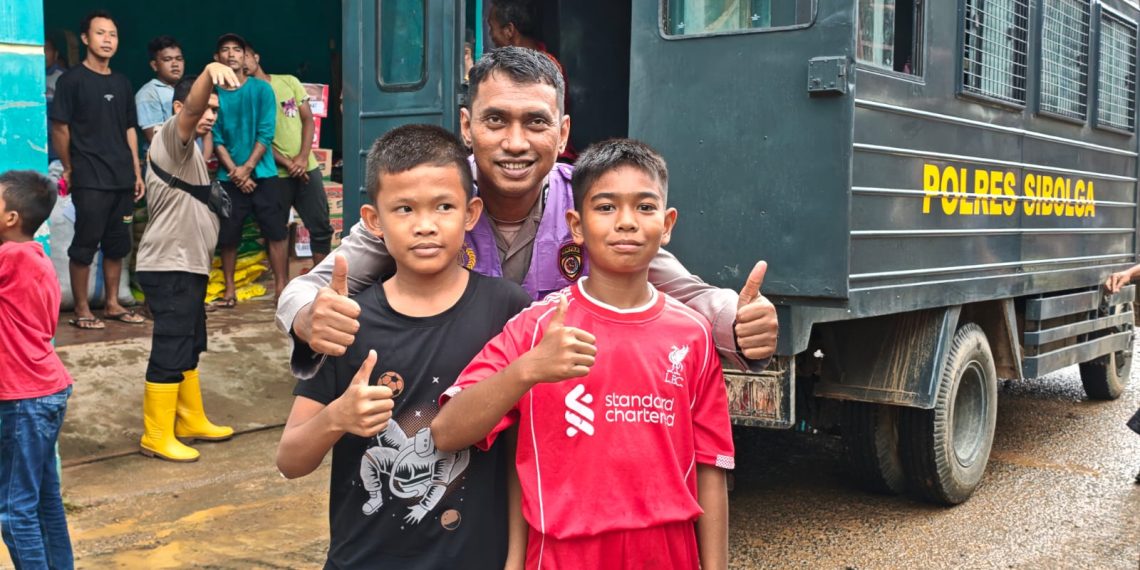 POLRES SIBOLGA SALURKAN BANTUAN DAN GELAR TRAUMA HEALING UNTUK KORBAN BANJIR DAN LONGSOR