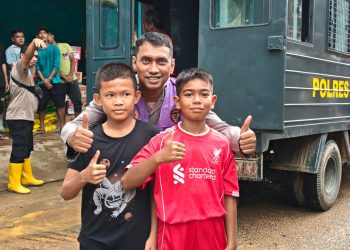 POLRES SIBOLGA SALURKAN BANTUAN DAN GELAR TRAUMA HEALING UNTUK KORBAN BANJIR DAN LONGSOR