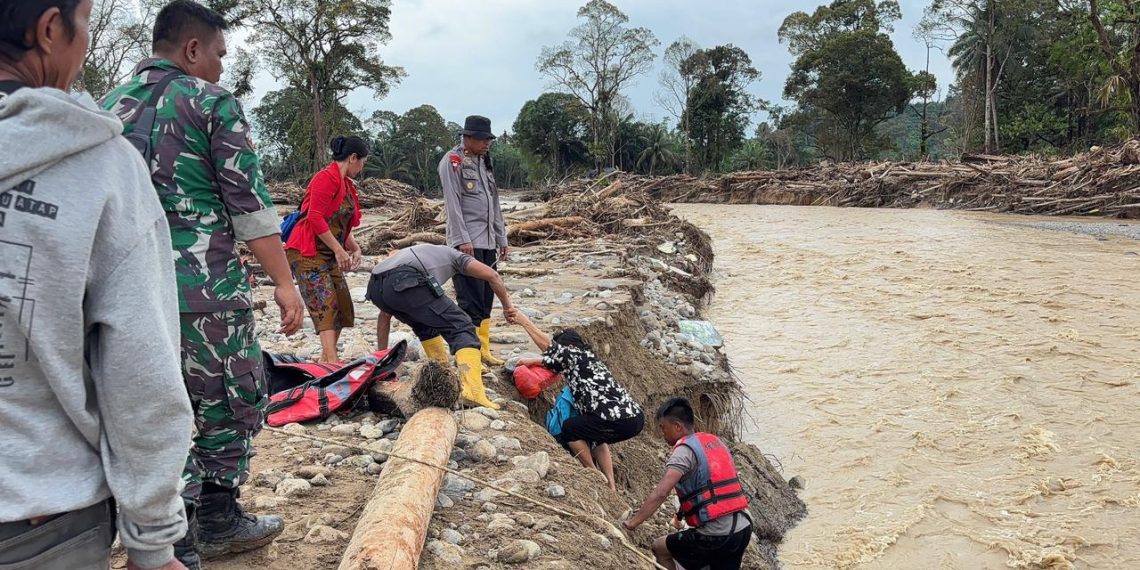Perahu Karet Darurat Jadi Penyelamat, Polda Sumut Evakuasi Warga Sakit & Urgent Terdampak Bencana di Garoga
