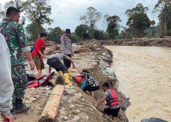 Perahu Karet Darurat Jadi Penyelamat, Polda Sumut Evakuasi Warga Sakit & Urgent Terdampak Bencana di Garoga