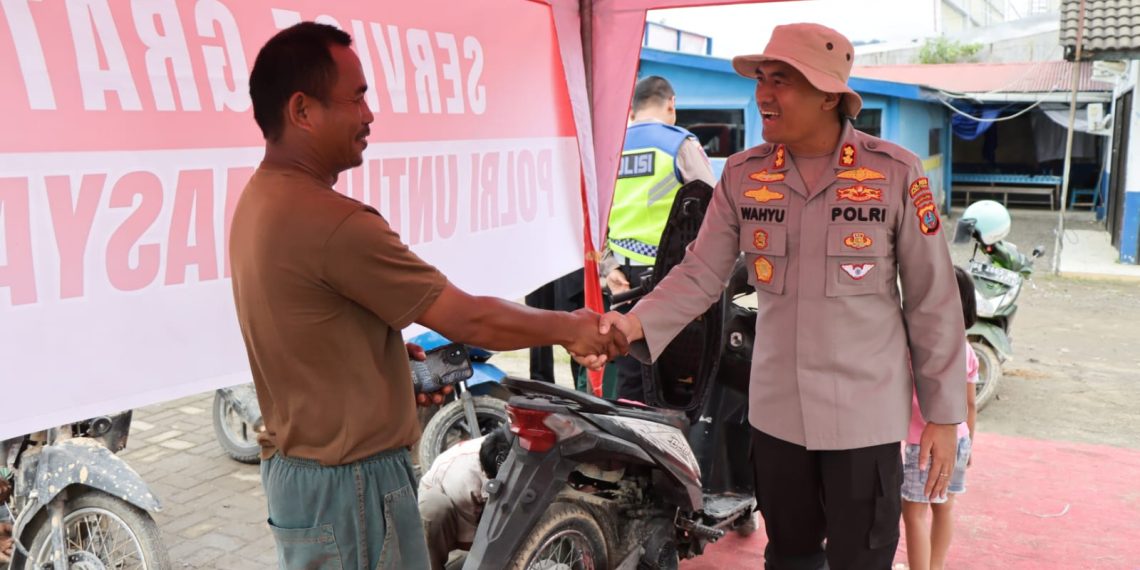 Bangkit Bersama Polri: Kapolres Tapteng Layani Service Motor Gratis untuk Warga Terdampak