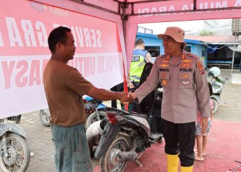 Bangkit Bersama Polri: Kapolres Tapteng Layani Service Motor Gratis untuk Warga Terdampak
