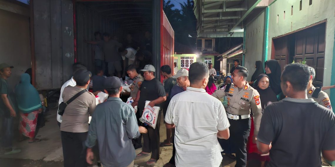 Polres Langkat Salurkan Bantuan Sosial Pascabencana Banjir di Desa Paya Bengkuang