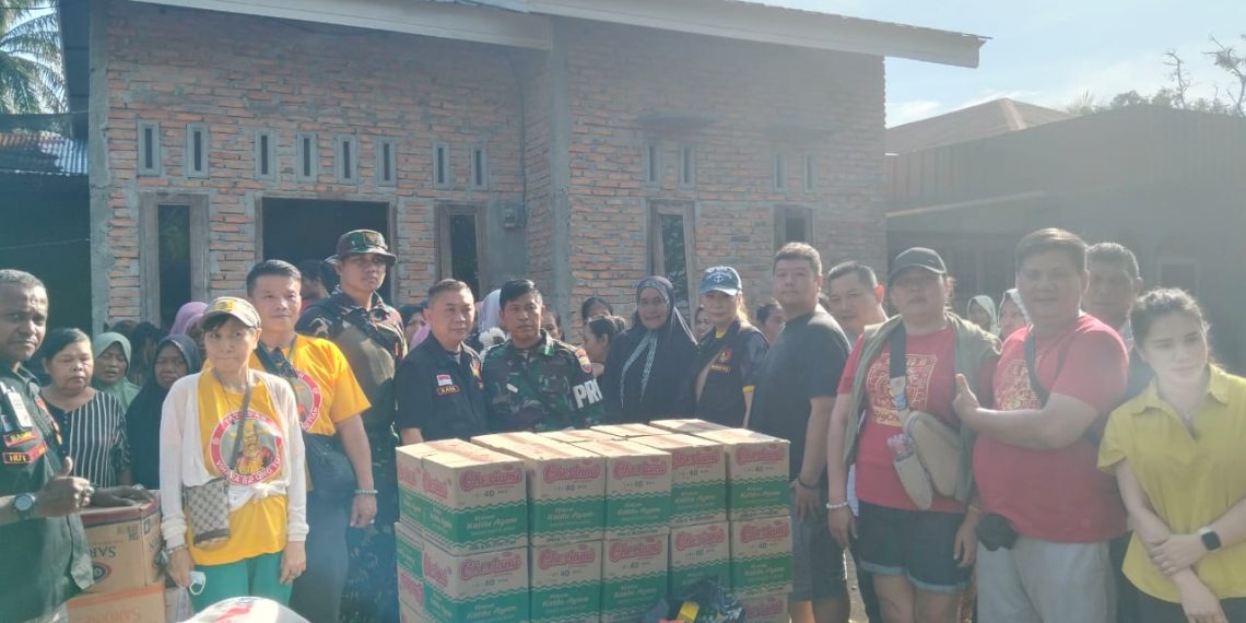 Batalyon Kavaleri 6 Bankom Naga Karimata Salurkan Bantuan Bencana Banjir Bersama Yayasan Bau Qing Tian Kota Binjai Di Hinai Kabupaten Langkat.