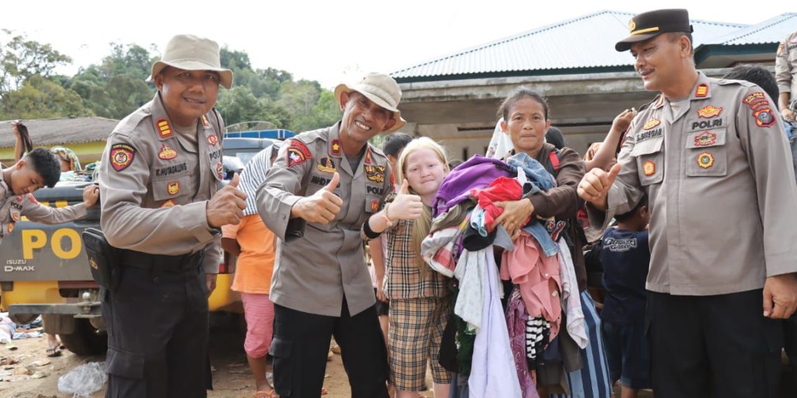 “Selimut Sehangat Kasih Ibu”         Polres Tapteng Bagikan Bantuan Pakaian untuk Korban Banjir