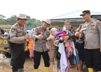 “Selimut Sehangat Kasih Ibu”         Polres Tapteng Bagikan Bantuan Pakaian untuk Korban Banjir