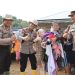 “Selimut Sehangat Kasih Ibu”         Polres Tapteng Bagikan Bantuan Pakaian untuk Korban Banjir