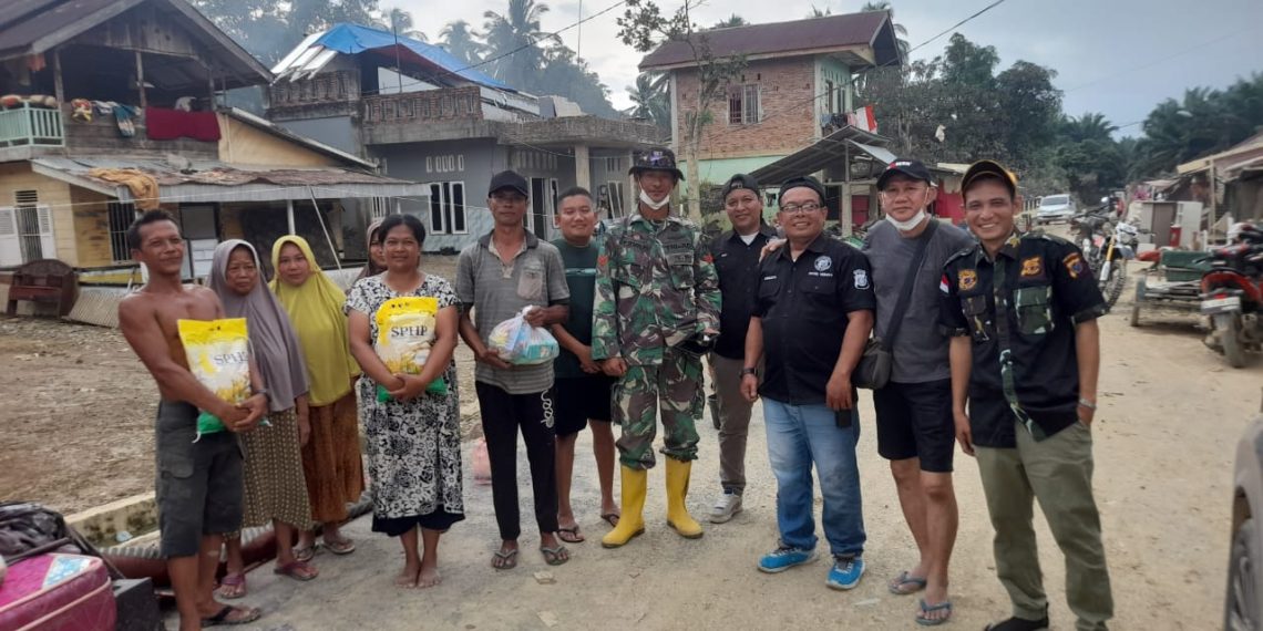 Keluarga Besar Satuan Komunikasi Warta PoldaSU Salurkan 1000 Paket Sembako Di Aceh Tamiang