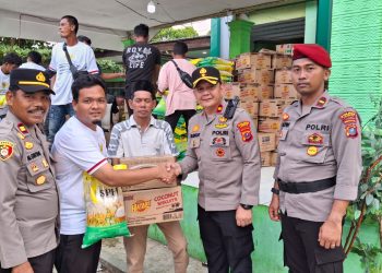 Kapolres Langkat Salurkan Bantuan Kapolri untuk Warga Terdampak Banjir di Tanjung Pura