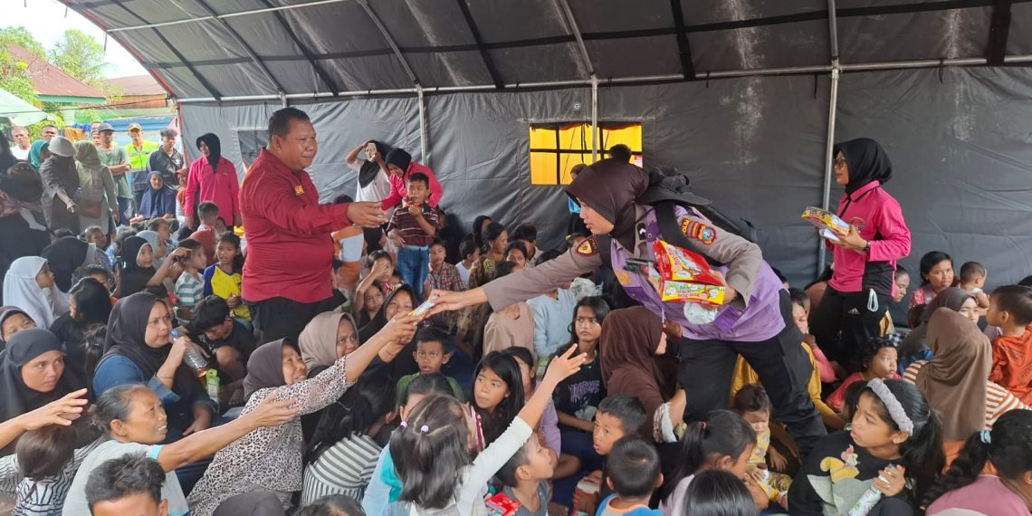 Polri Hadir untuk Meringankan Beban Warga Terdampak Banjir di Tanjung Pura
