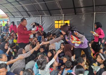 Polri Hadir untuk Meringankan Beban Warga Terdampak Banjir di Tanjung Pura