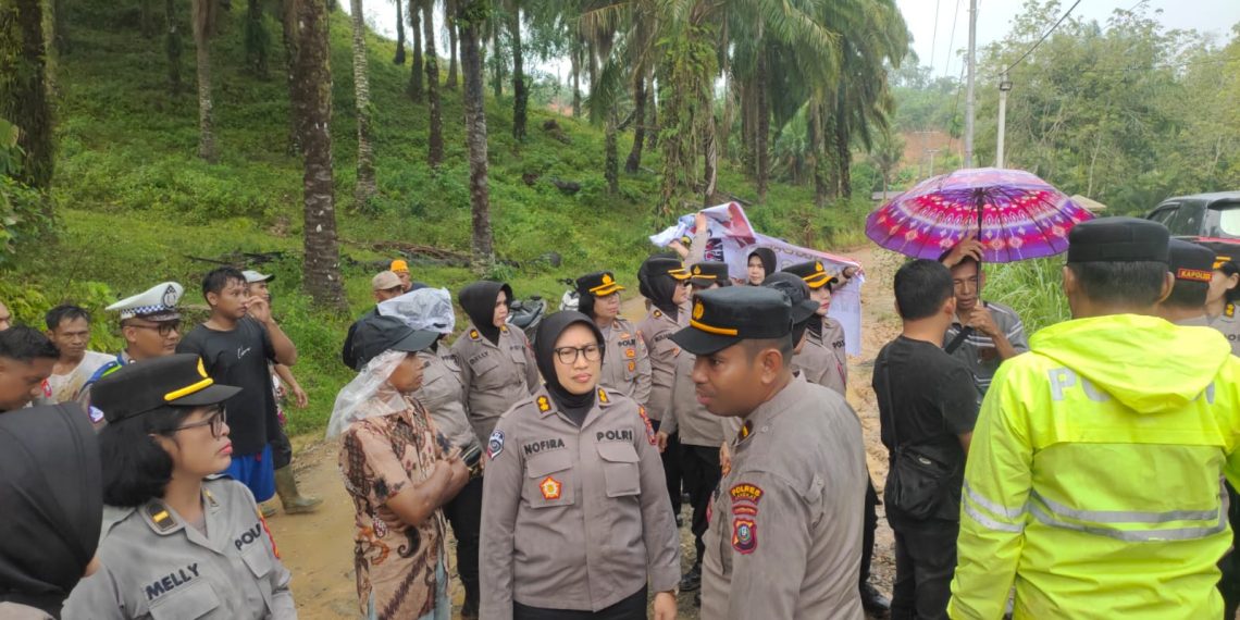 Polwan Polda Sumut Salurkan Bantuan Sosial kepada Korban Banjir di Pangkalan Brandan