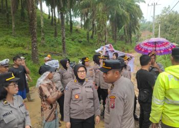 Polwan Polda Sumut Salurkan Bantuan Sosial kepada Korban Banjir di Pangkalan Brandan