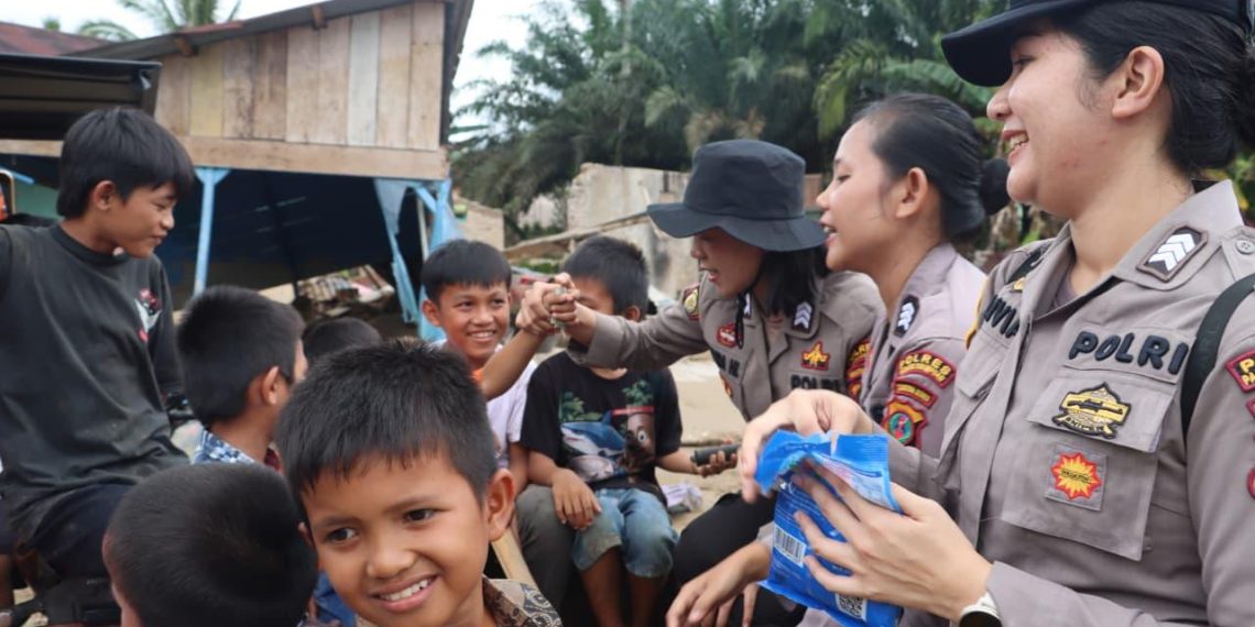 “Polwan Polres Padangsidimpuan Lakukan Trauma Healing Bagi Anak-Anak Korban Bencana Alam”