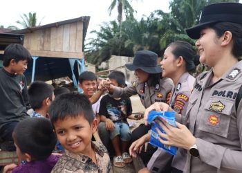 “Polwan Polres Padangsidimpuan Lakukan Trauma Healing Bagi Anak-Anak Korban Bencana Alam”
