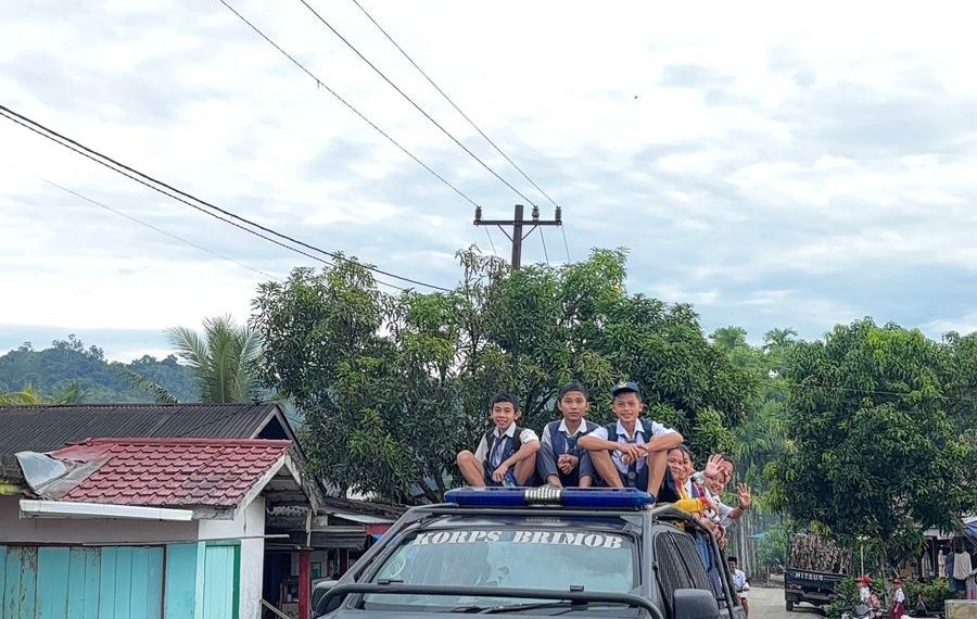 Kepedulian Nyata Pascabencana, Brimob Polda Sumut Antar-Jemput Anak-Anak Sekolah di Garoga