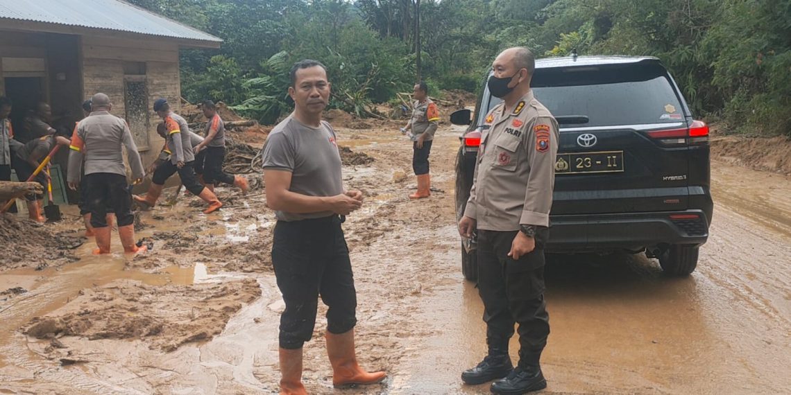 Sigap Bantu Warga di Lokasi Bencana, Brimob Polda Sumut Pulihkan Aktivitas Warga Tapanuli Utara